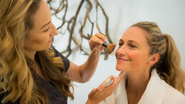 Jennalee Dahlen providing makeup services