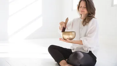 A woman giving a soundbath