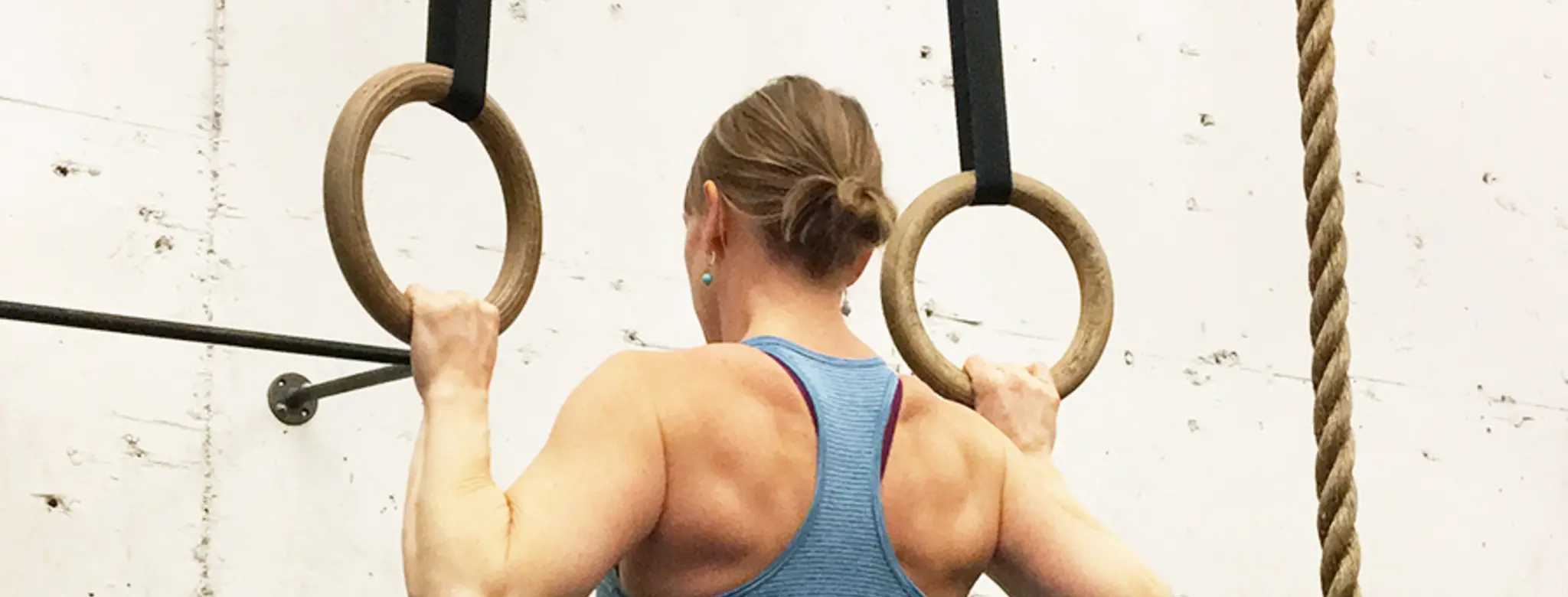 Woman doing muscle ups during a CrossFit WOD